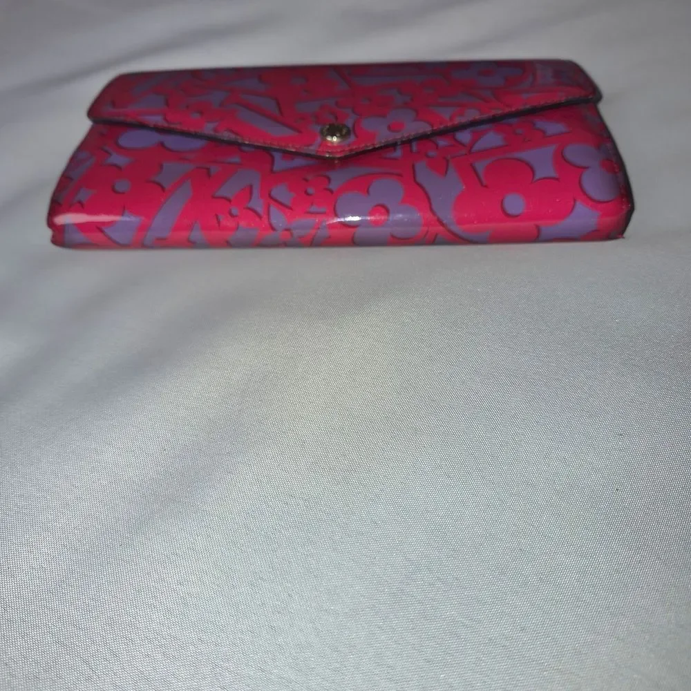 Authentic 🌸 Louis Vuitton Rose Indian Sweet Vernis Wallet